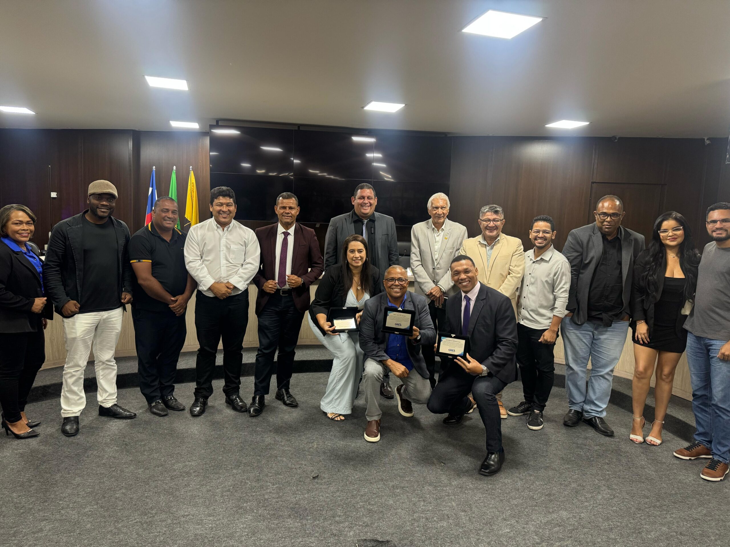 Na foto: Elena (Diretora do Avante-Itabuna), Bispo Isaias, vereadores Silas da Saúde, Robson Rigour, Denilton,Eldo Orea,jornalista Paulo Lima, vereador Babá Cearense, jornalista Sérgio Ramos, vereador Zoi da Saúde, jornalistas Lavinia Sizinio e Andreyver Lima. Agachados: Larissa, Oziel Aragão e Renato Santiago. Foto: Milena 