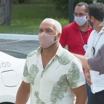 Belo é levado para presídio após prisão por aglomeração e show
