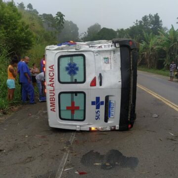 Ambulância do Hospital de Base de Itabuna se envolve em acidente