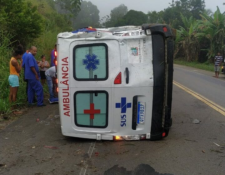 Ambulância do Hospital de Base de Itabuna se envolve em acidente