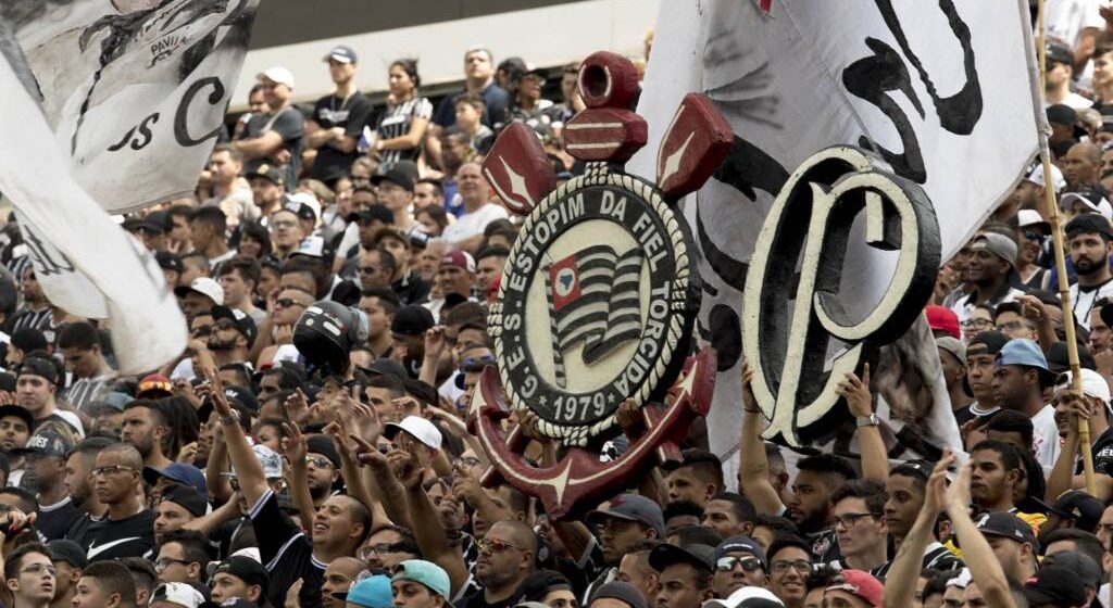 Torcida do Corinthians se manifesta a favor de doação