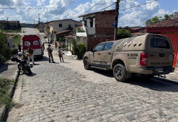 Após surgimento de urubus, populares encontram corpo em decomposição dentro de casa em Ipiaú