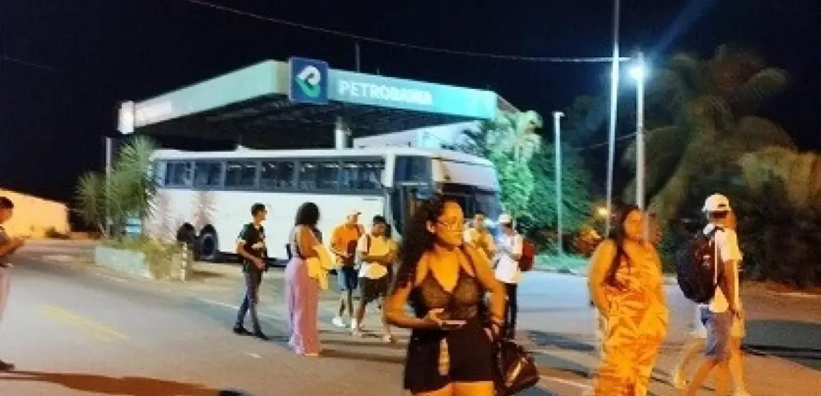 Estudantes voltam para casa a pé após ônibus universitário quebrar no sul baiano