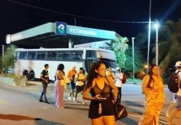 Estudantes voltam para casa a pé após ônibus universitário quebrar no sul baiano