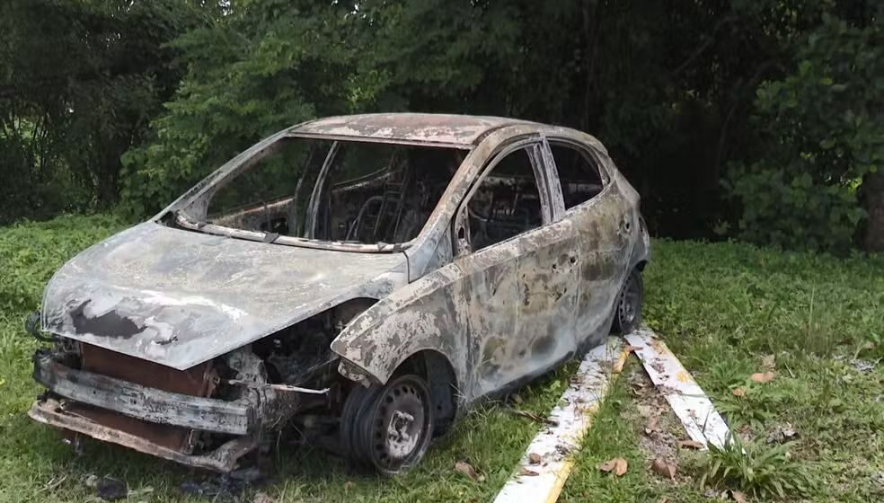 Corpo carbonizado é encontrado em porta-malas de carro queimado no São Roque
