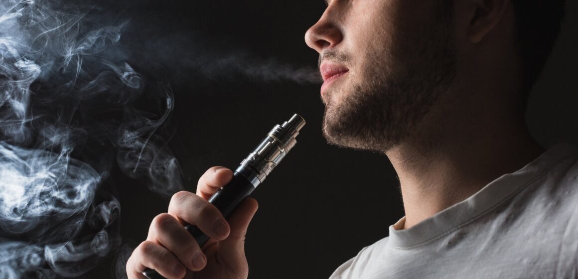 Anvisa estabelece regulação que proíbe uso e venda de cigarros eletrônicos no Brasil