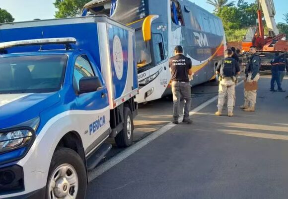 Ônibus de turismo tomba em rodovia na Bahia e deixa 9 mortos e 23 feridos