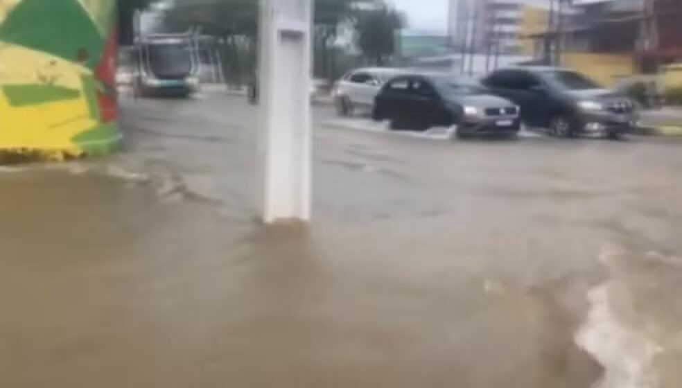 Com deslizamento de encostas, hospital inundado e casas alagadas Defesa civil de Itabuna estende alerta amarelo para fortes chuvas
