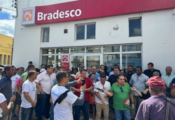 Comunidade local se une e protesta contra fechamento de agência do Bradesco em Ubatã