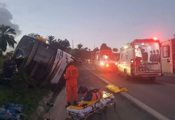 Versão do motorista de ônibus sobre acidente com nove mortes na Bahia é contestada por delegado