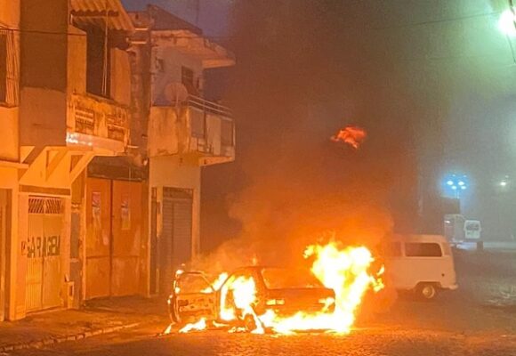 Carro é destruído por incêndio durante tentativa de furto no centro de Ipiaú