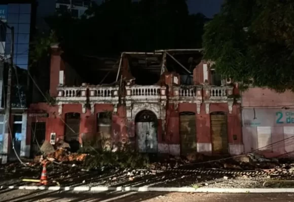 Fachada de prédio histórico em Ilhéus desaba; imóvel já apresentava rachaduras