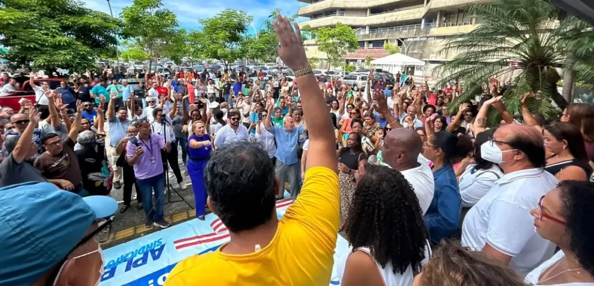 Professores estaduais da Bahia aprovam nova paralisação por reajuste salarial  nesta segunda e terça-feira