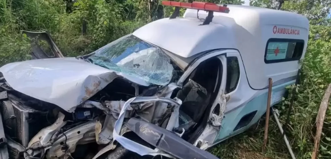 Motorista de ambulância morre após acidente em zona rural Camacan