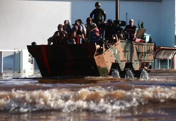 Sobe para 85 o número de mortos após enchentes que atingem o Rio Grande do Sul.