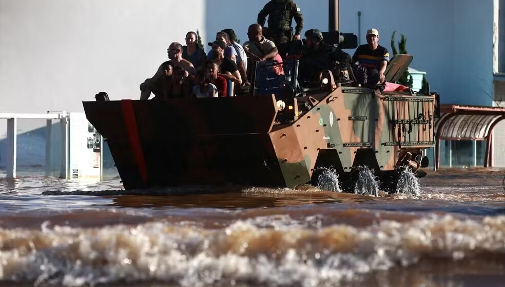 Sobe para 85 o número de mortos após enchentes que atingem o Rio Grande do Sul.