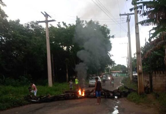 Manifestantes bloqueiam BR-251 em Ilhéus na manhã desta terça-feira