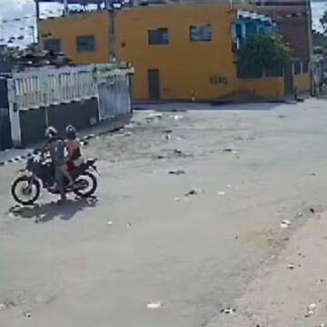 Vídeo mostra momento em que passageiro é atingido por tiro durante corrida por aplicativo em Itabuna