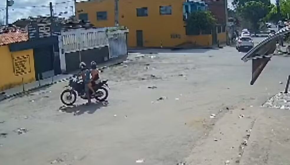 Vídeo mostra momento em que passageiro é atingido por tiro durante corrida por aplicativo em Itabuna