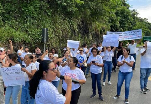 Servidores da  SESAB protestam na BR-415 trecho Ilhéus-Itabuna