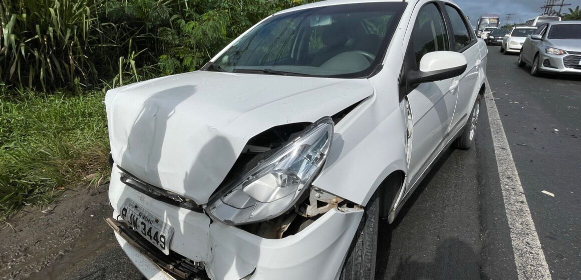 Engavetamento entre quatro carros e uma motocicletas deixa trânsito lento na BR-101