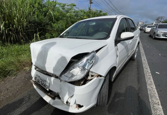 Engavetamento entre quatro carros e uma motocicletas deixa trânsito lento na BR-101