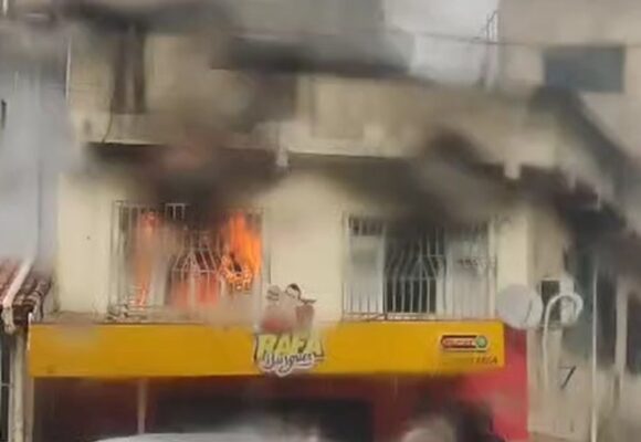 Bombeiros são acionados para conter incêndio no centro de Itabuna