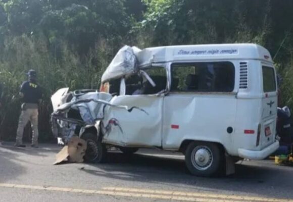 Acidente entre Kombi e carreta deixa uma pessoa morta e duas feridas em Gandu