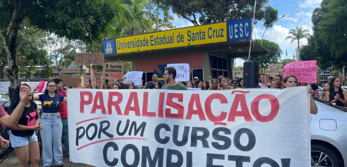 Estudantes do curso de medicina veterinária realizam protesto na frente da UESC; entrada de veículos no campus foi bloqueada