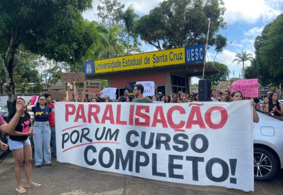 Estudantes do curso de medicina veterinária realizam protesto na frente da UESC; entrada de veículos no campus foi bloqueada