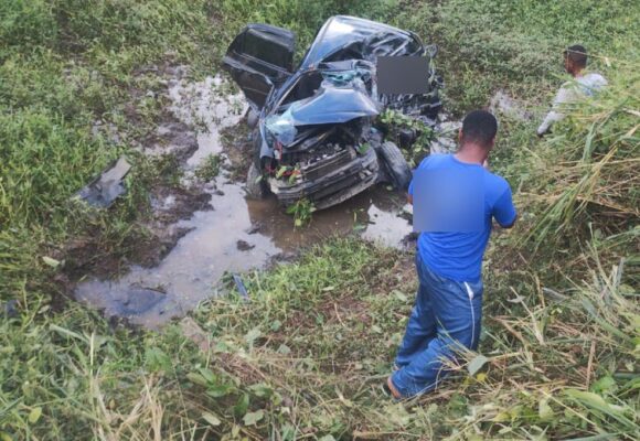 Três pessoas morrem e uma fica ferida após carro bater em caminhão caçamba em trecho  BR-425 em Itabuna