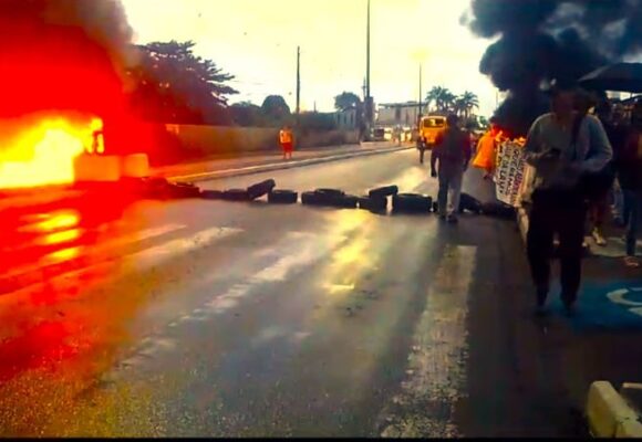 Moradores do Lomanto interditam avenida em protesto contra más condições do bairro