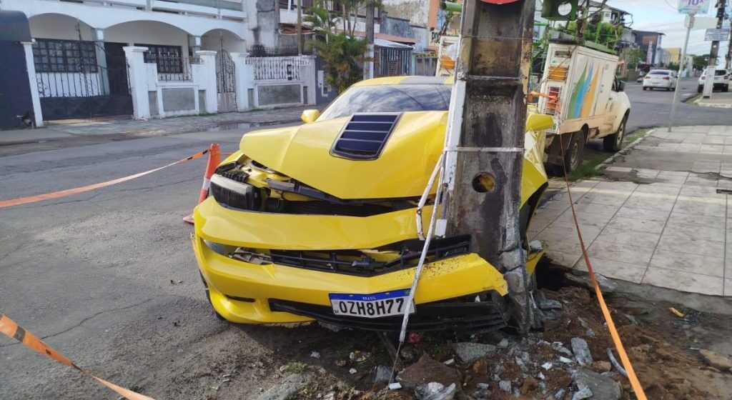 Camaro fica destruído após batida em Ilheus; motorista não foi encontrado no local