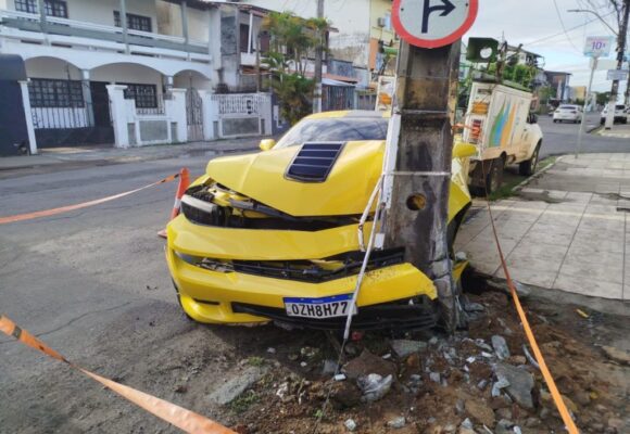 Camaro fica destruído após batida em Ilheus; motorista não foi encontrado no local