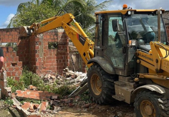 Prefeitura de Itabuna inicia demolição de barracos na Vila da Paz após realocação de famílias