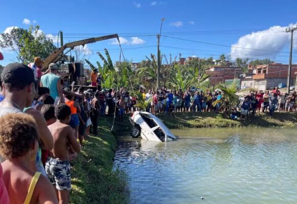 Corpo de homem encontrado dentro de carro em lagoa em Uruçuca