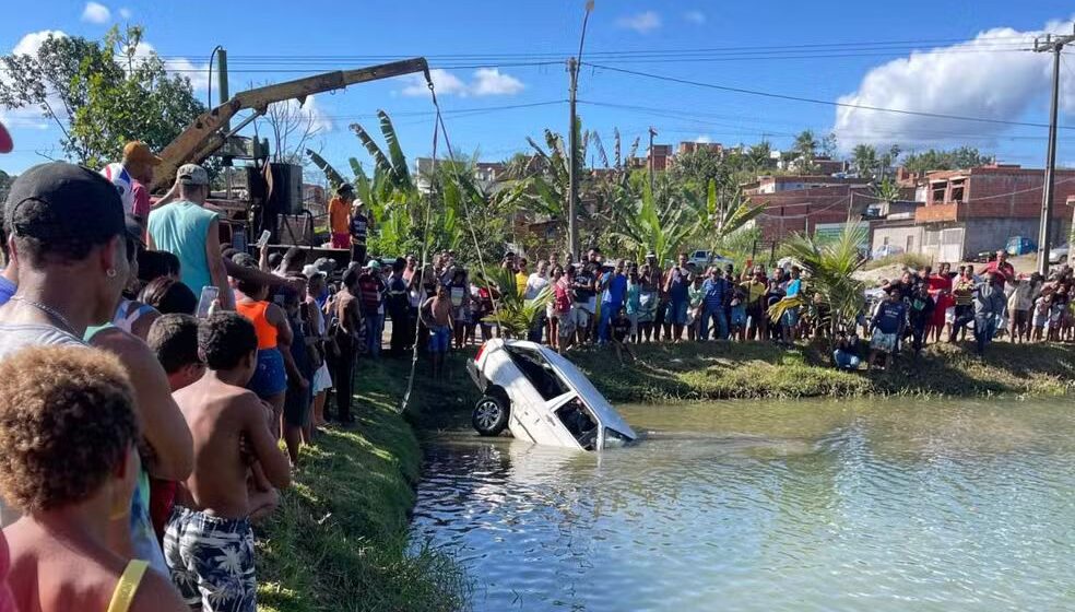 Corpo de homem encontrado dentro de carro em lagoa em Uruçuca