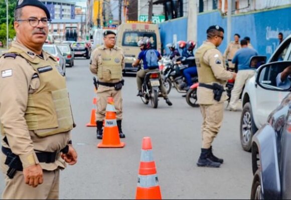 15° BPM na Operação Força Total apreende drogas, simulacro de arma e espada em Itabuna