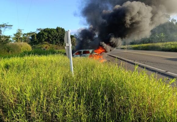 Motociclista morre e duas pessoas ficam feridas em acidente no trevo da BR-101 em Ubaitaba