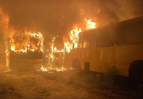 Amigos fumam maconha dentro de ônibus municipal e bituca de cigarro causa incêndio em três veículos em Arataca