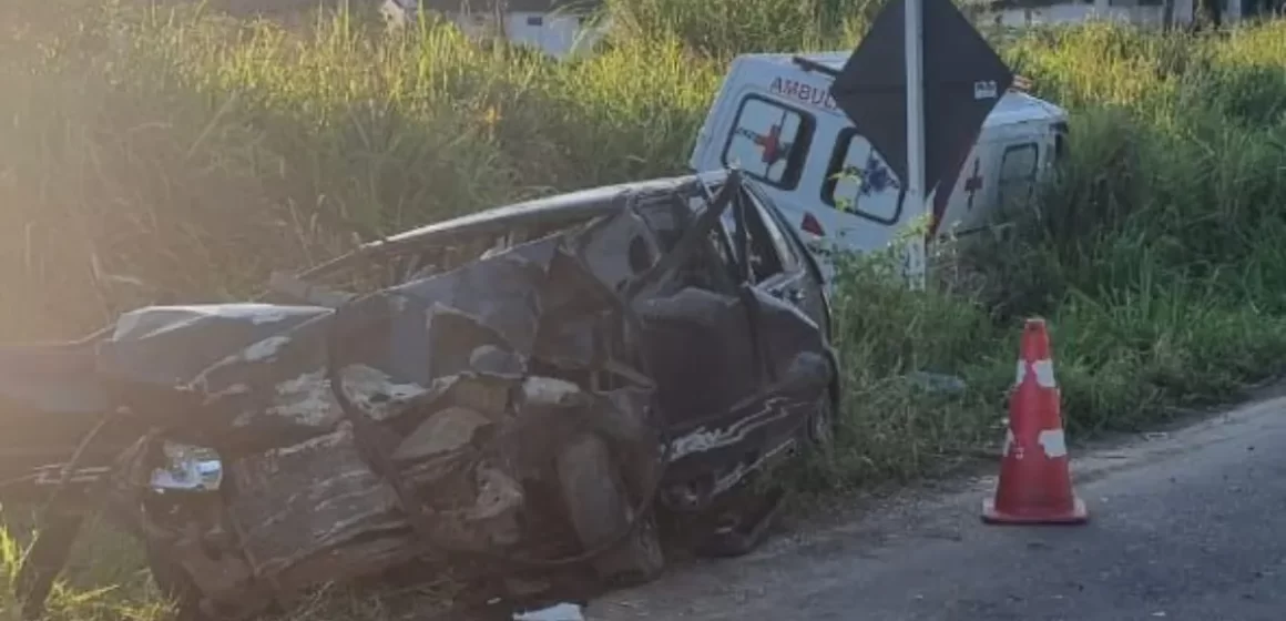 Cinco pessoas ficam feridas após carro colidir em ambulância entre  Itapitanga e Coaraci