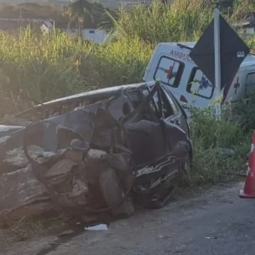 Cinco pessoas ficam feridas após carro colidir em ambulância entre  Itapitanga e Coaraci