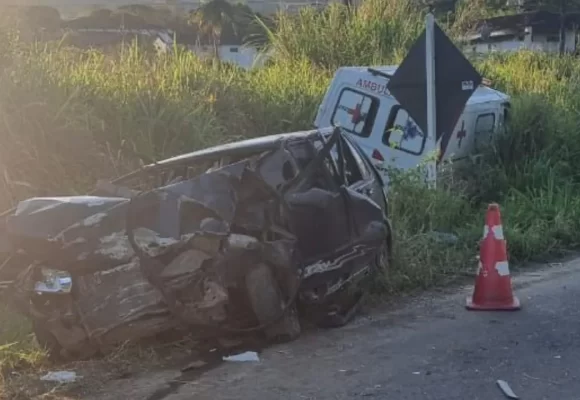 Cinco pessoas ficam feridas após carro colidir em ambulância entre  Itapitanga e Coaraci