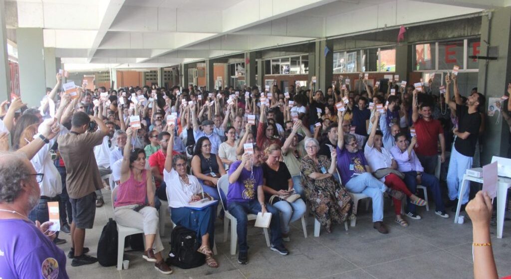 Professores da UESC aprovam estado de greve