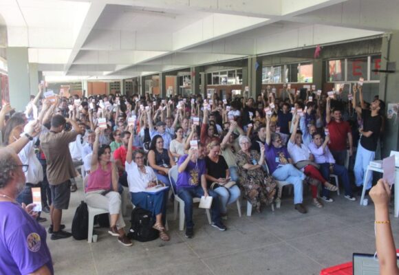 Professores da UESC aprovam estado de greve