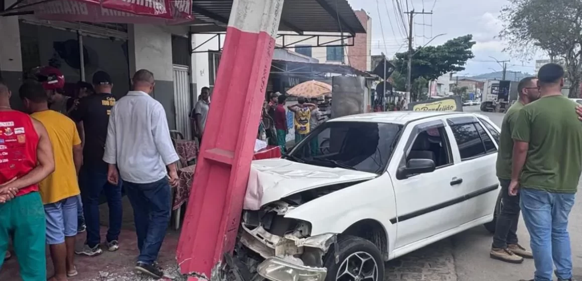 Motorista sem CNH perde controle de carro e atropela mulher na calçada em Ipiaú