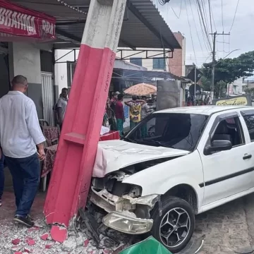 Motorista sem CNH perde controle de carro e atropela mulher na calçada em Ipiaú