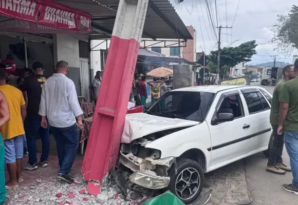 Motorista sem CNH perde controle de carro e atropela mulher na calçada em Ipiaú