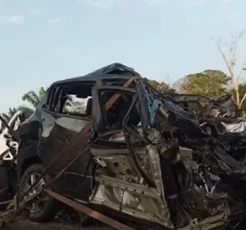 Três homens morrem após acidente entre carros e caminhão em Camacã