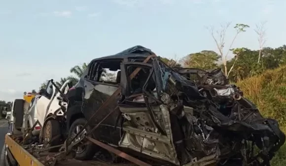 Três homens morrem após acidente entre carros e caminhão em Camacã